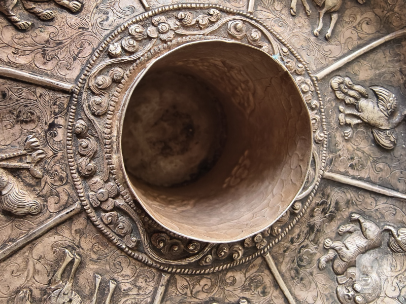 A jade bowl with stand and cover in silver with animals and floral motifs in relief - 图16